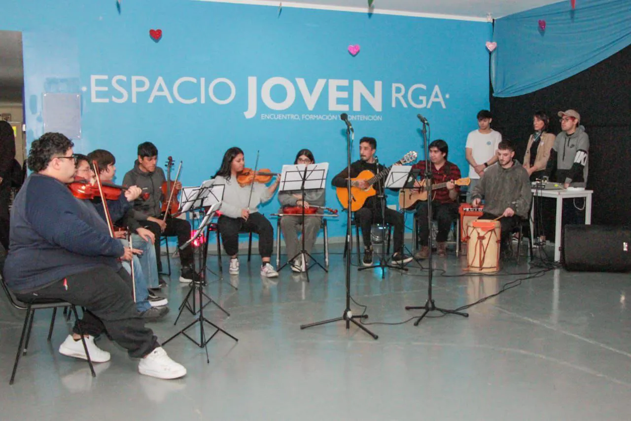 Jóvenes riograndenses agasajaron a los adultos mayores con una peña folklórica (3)