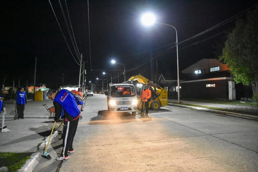 Se llevó adelante una jornada de limpieza urbana nocturna en la ciudad de Tolhuin (1)