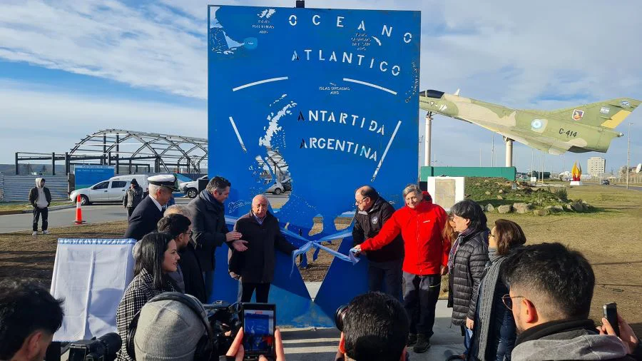 Se inauguró la escultura por la provincialización de TDF
