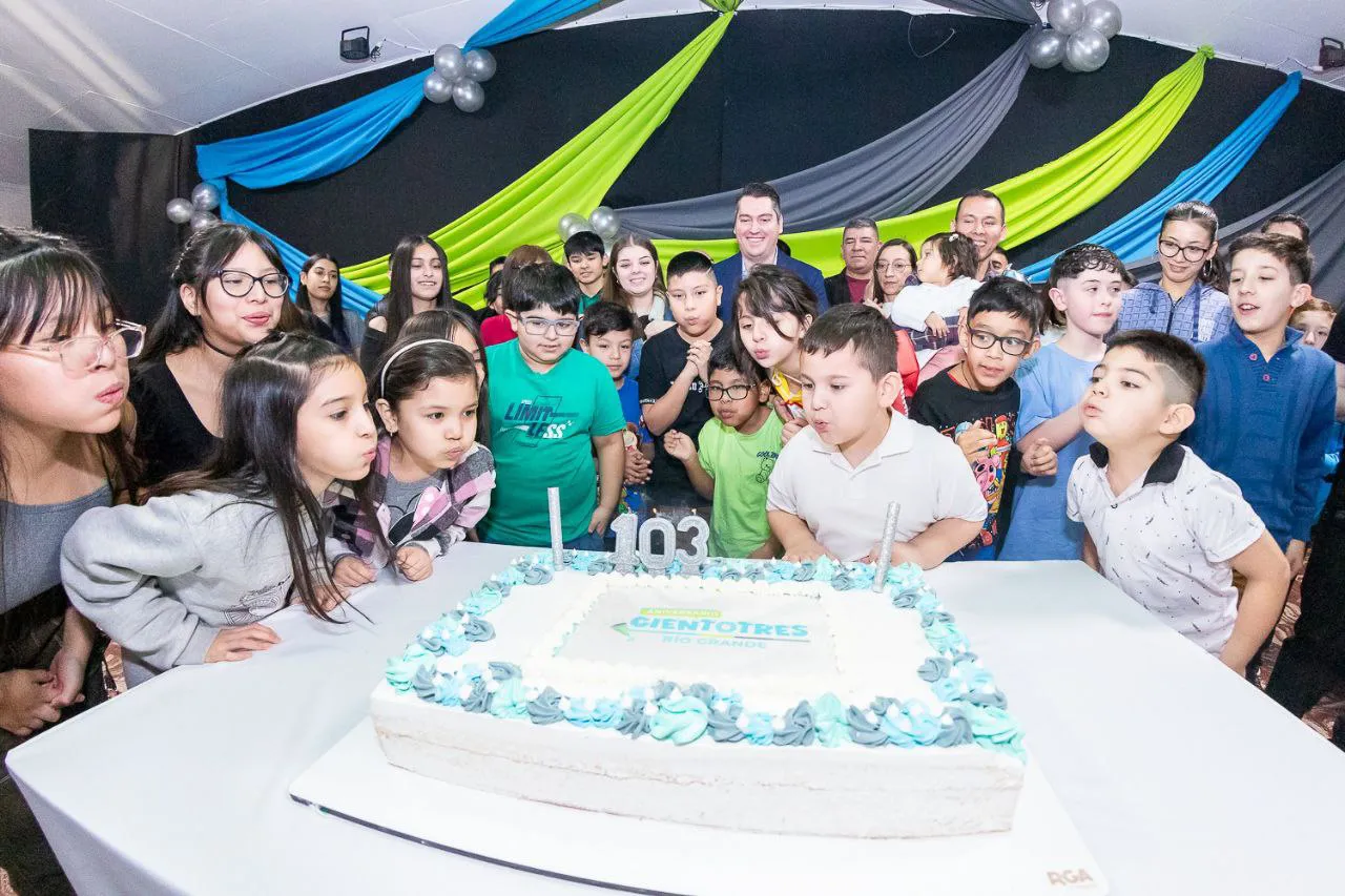 Riograndenses nacidos el 11 de julio compartieron un desayuno con el intendente (1)