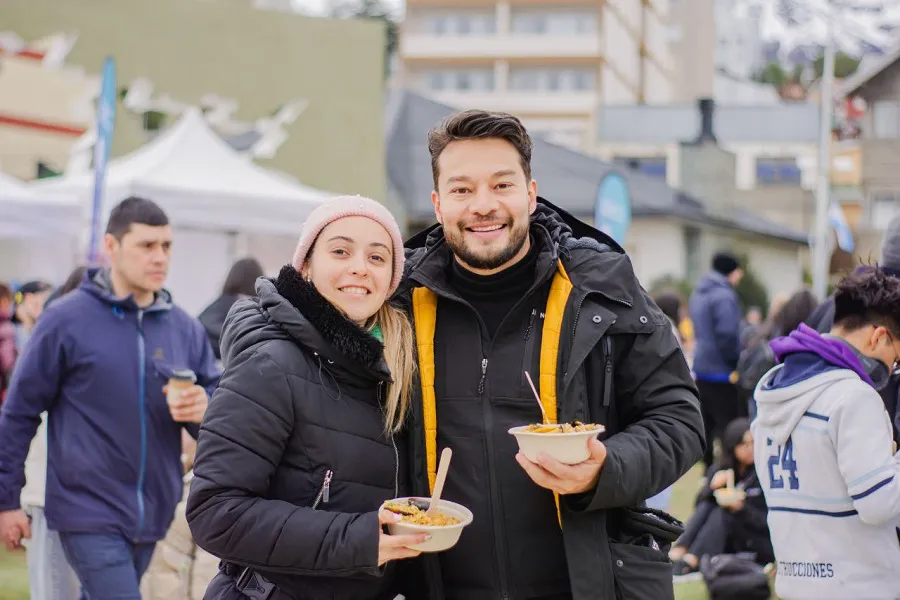 Alrededor de 15 mil porciones de la tradicional paella fueron repartidas a vecinos (1)