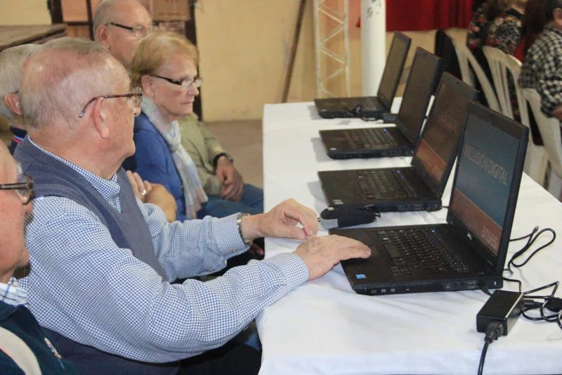 Inclusión digital para adultos mayores