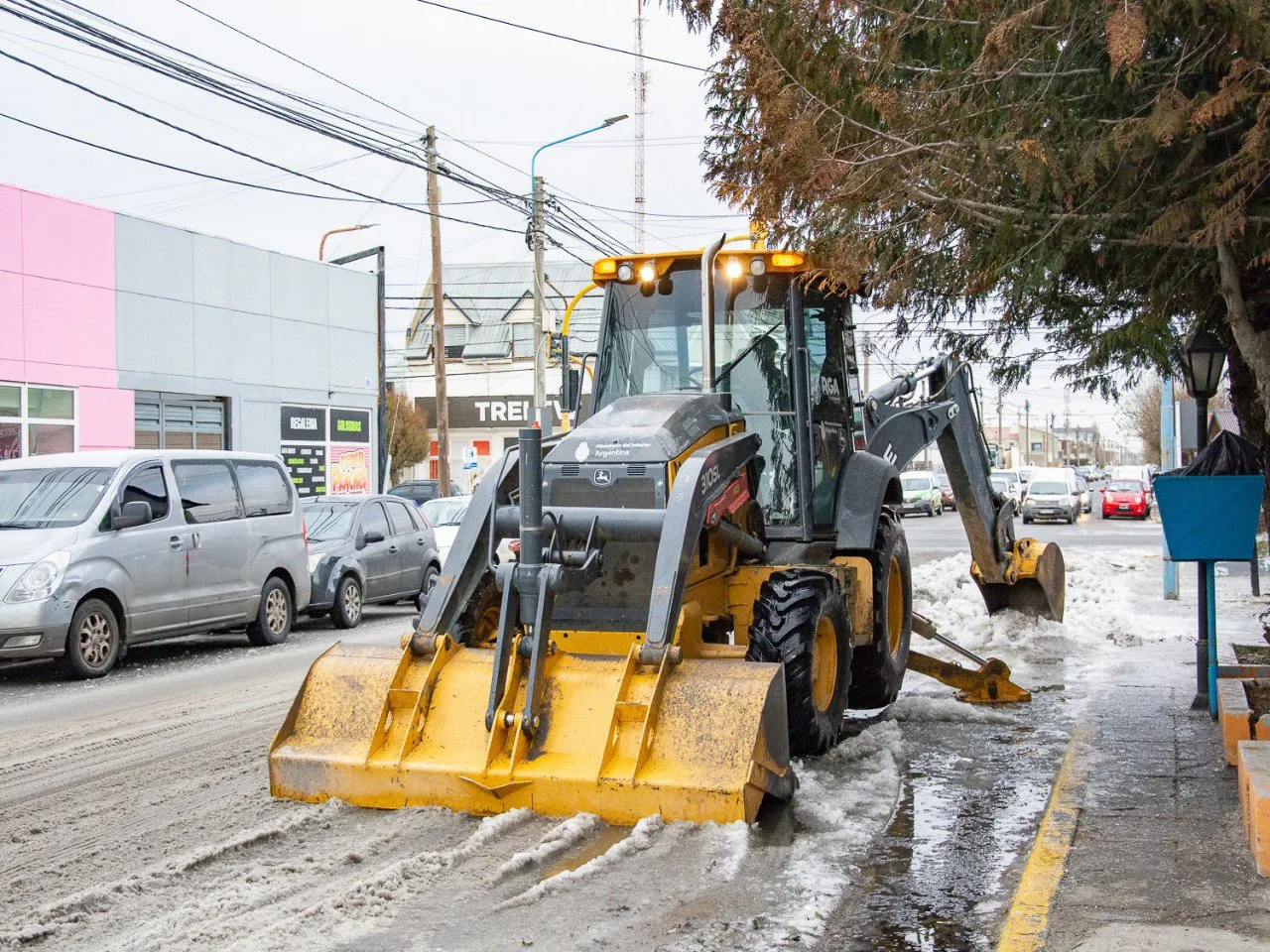 Avanzan los trabajos de despeje de hielo en diversos sectores de la ciudad (3)
