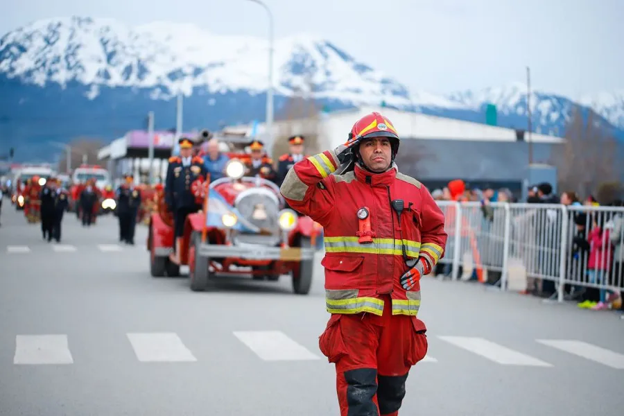 Una multitud acompañó el desfile por los 140 años de la ciudad de Ushuaia  (7)