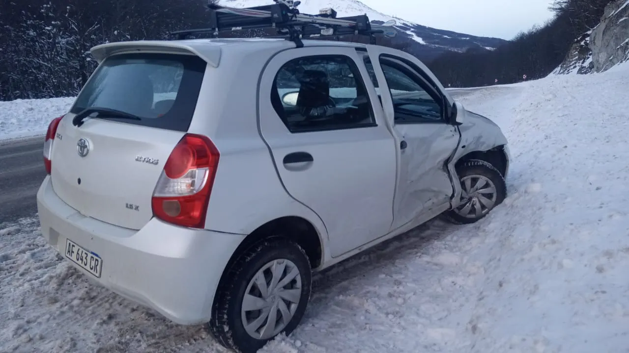 Se cruzó de carril al despistarse y terminó chocando contra otro automóvil en la Ruta 3 (2)