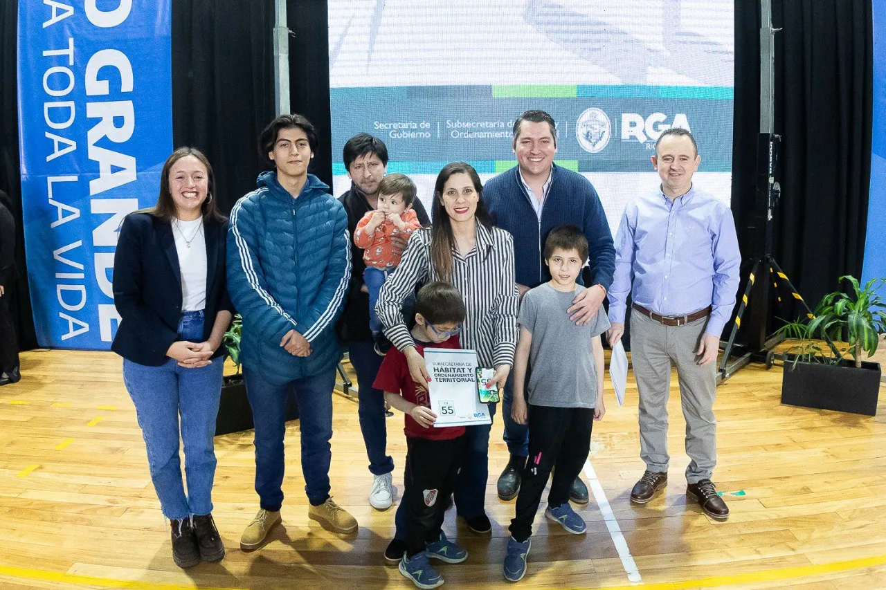 Un centenar de familias riograndenses recibieron terrenos con servicios municipales (5)