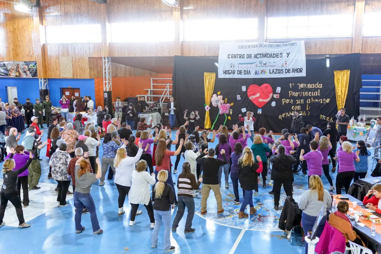 Abuelos de toda la provincia participaron del primer “Encuentro del Abrazo” (1)