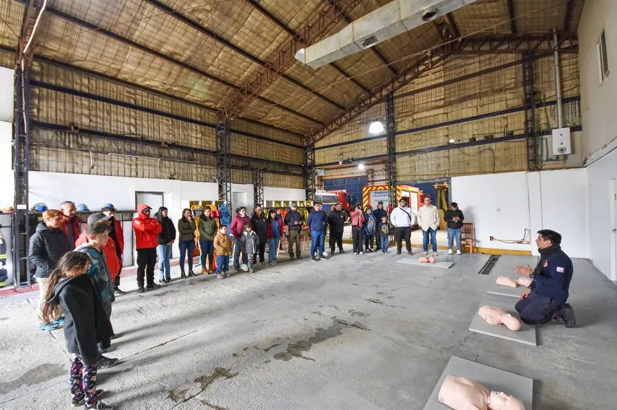 La plaza de Bomberos Voluntarios de Tolhuin ya cuenta con su propio cartel (4)