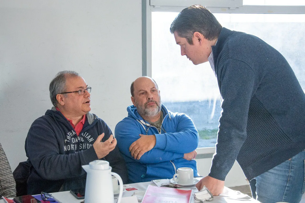 Directivos de colegios secundarios se reunieron con el intendente Martín Perez (3)