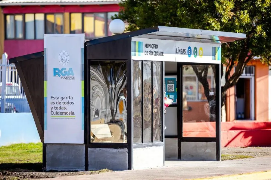Renuevan la cartelería informativa en las nuevas garitas de colectivos de la ciudad