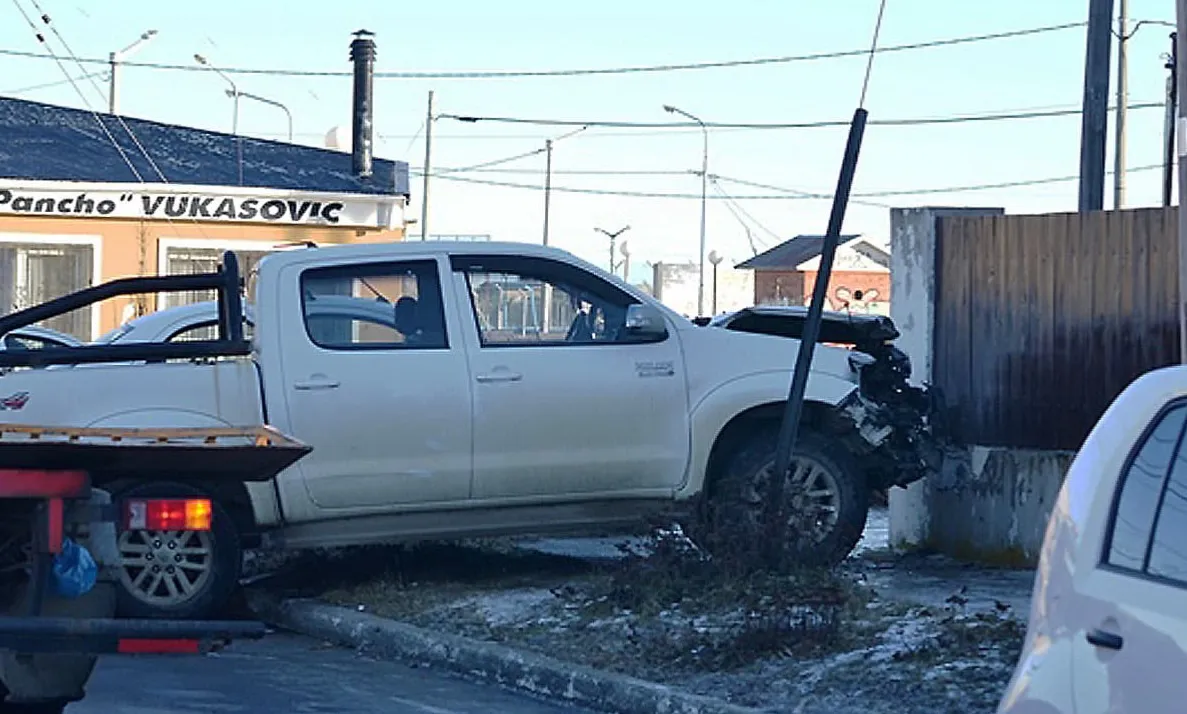 Sufrió una descompensación mientras conducía chocó y terminó falleciendo