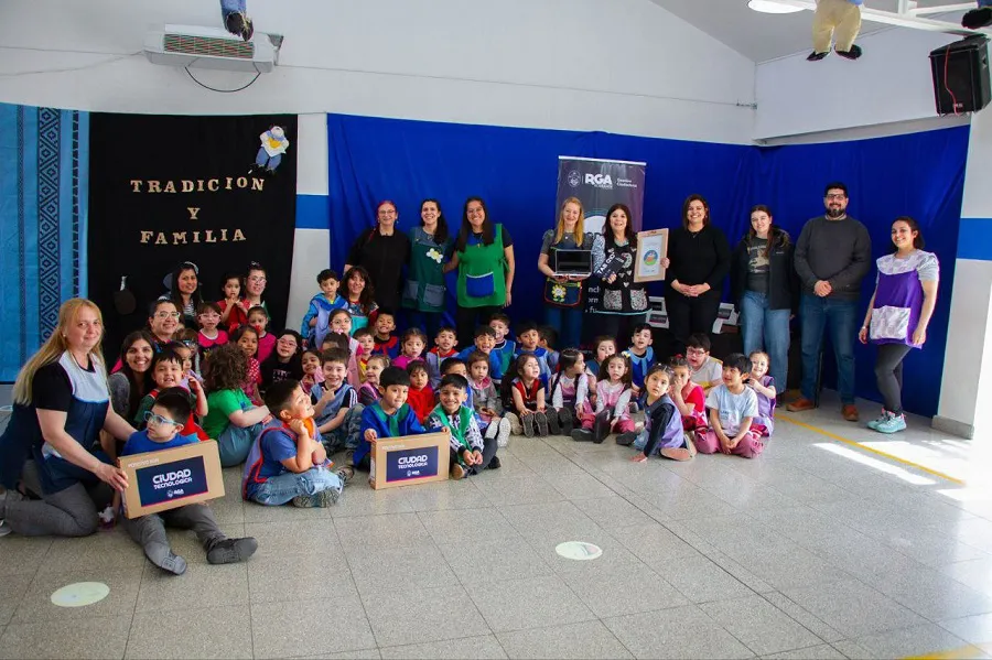 El Jardín 21 y la Escuela 4 recibieron equipamiento tecnológico desde el municipio (3)