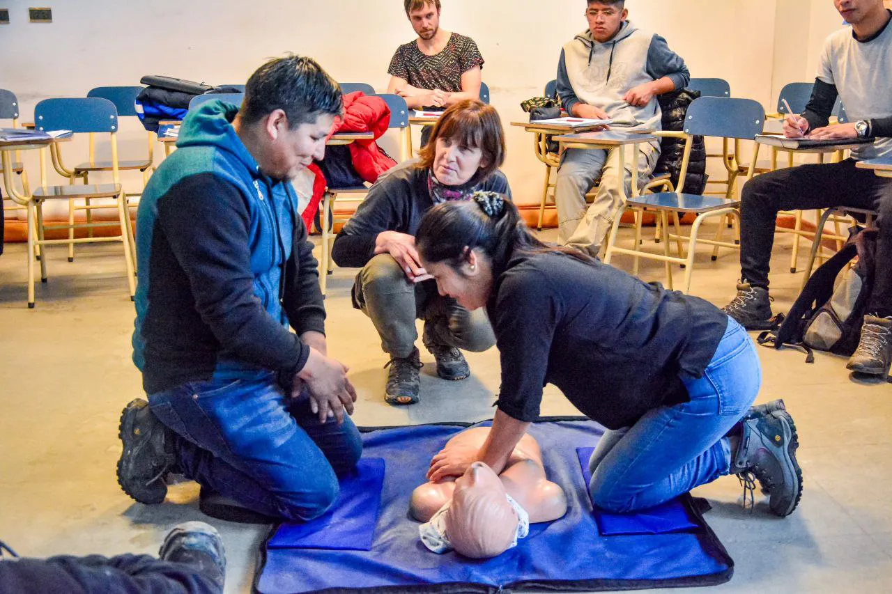 Se brinda capacitación en RCP a personas que tramitan la licencia de conducir en Ushuaia