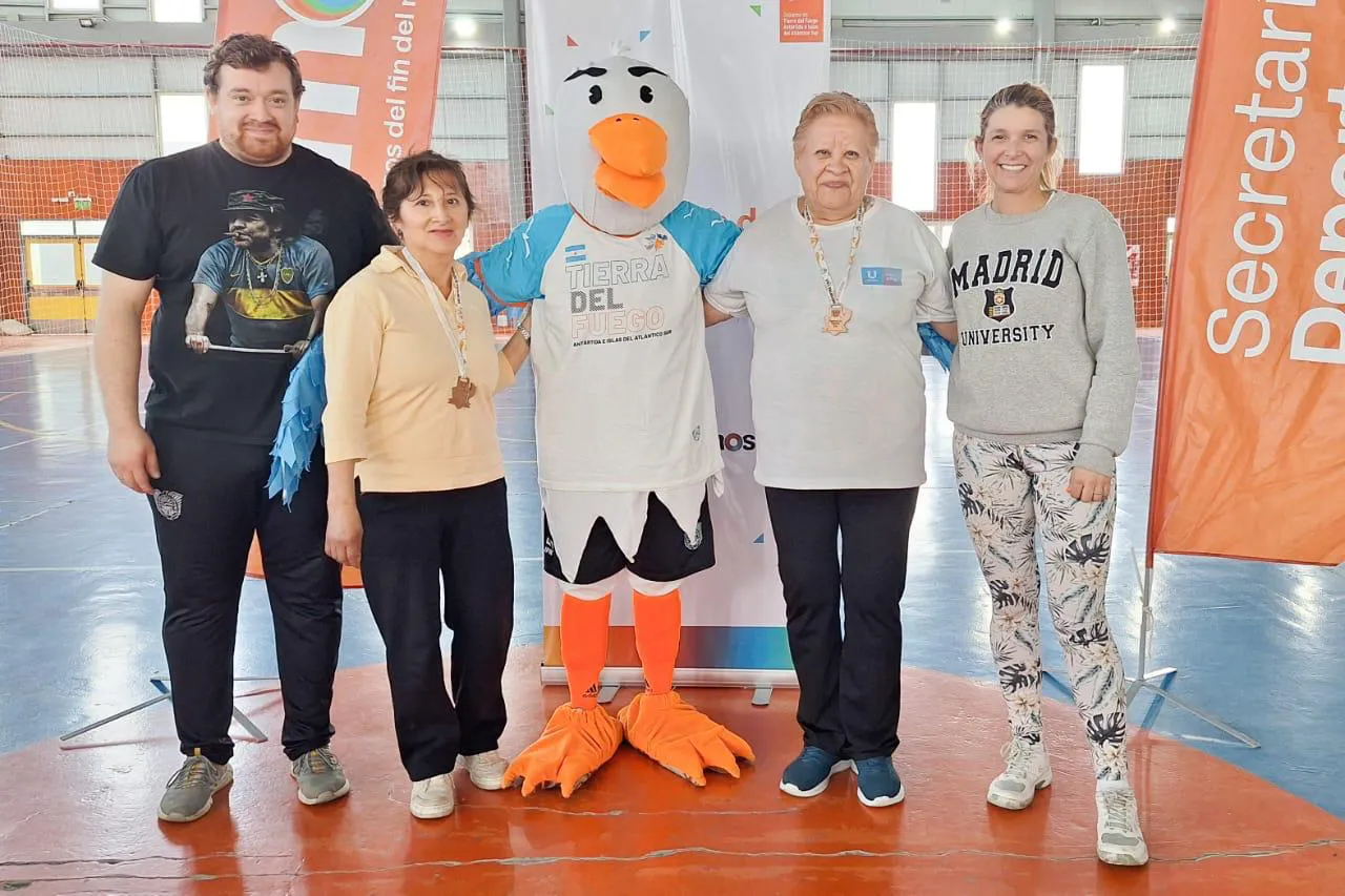 Abuelos jugaron la final provincial de Tejo, Sapo, Tenis de Mesa y Ajedrez (4)