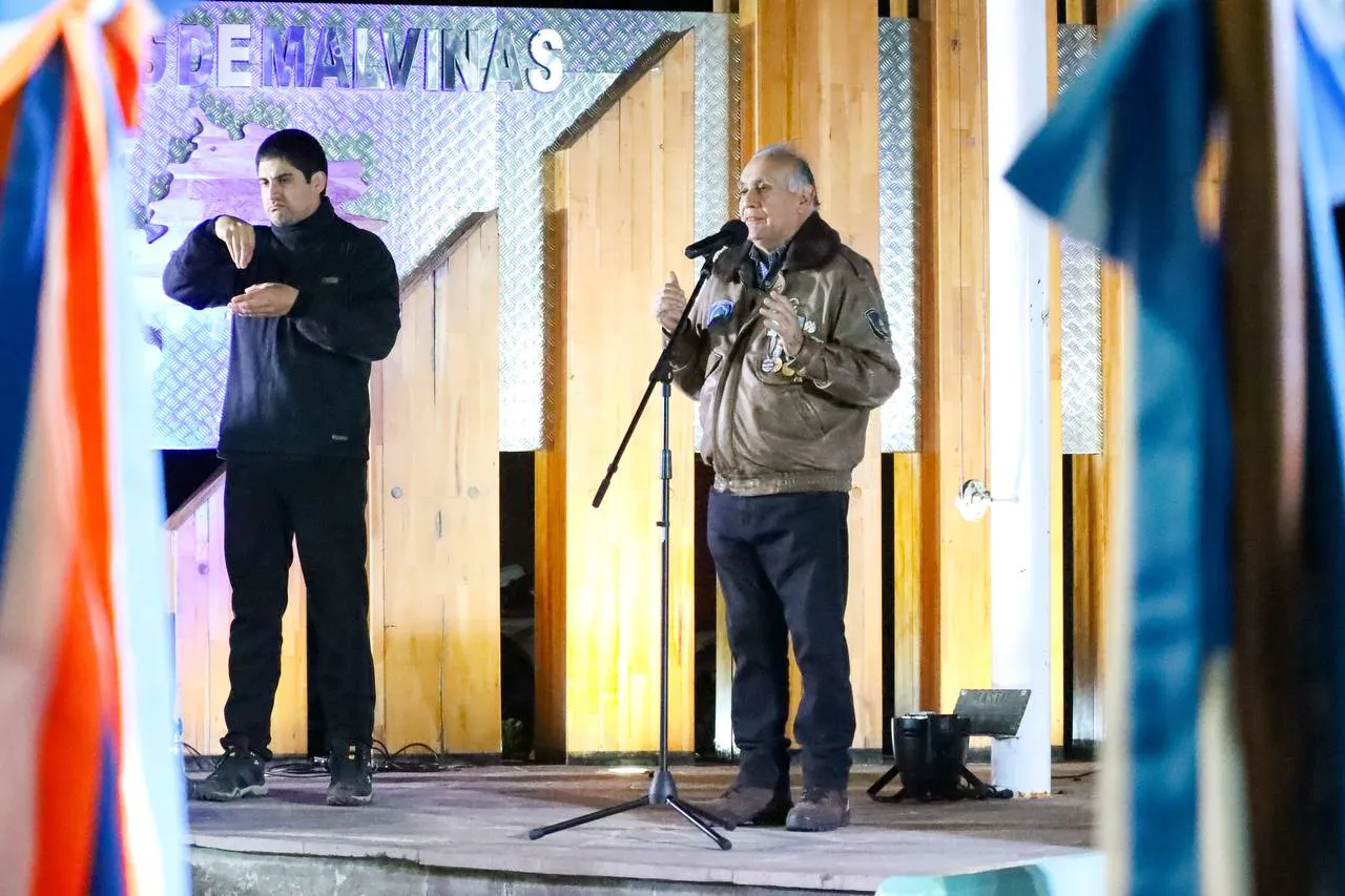 Tolhuin llevó adelante su Vigilia con el acompañamiento de sus vecinos (6)