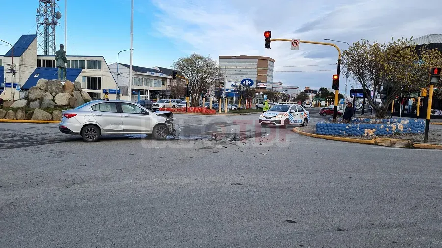 Taxista habría cruzado el semáforo en rojo y protagonizó un violento choque (2)