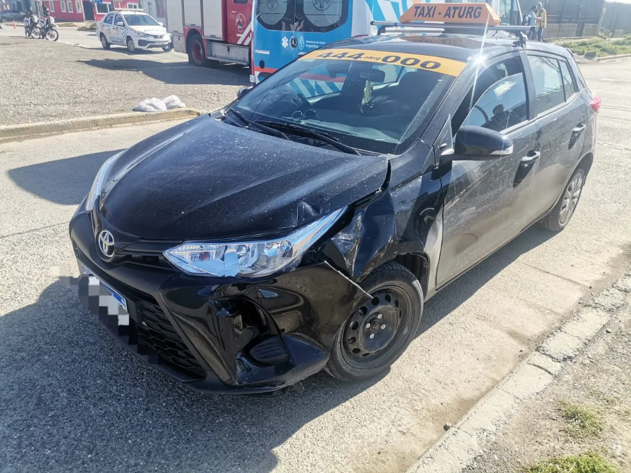 Nuevamente un taxi trasladando pasajeros se vio involucrado en un accidente (1)