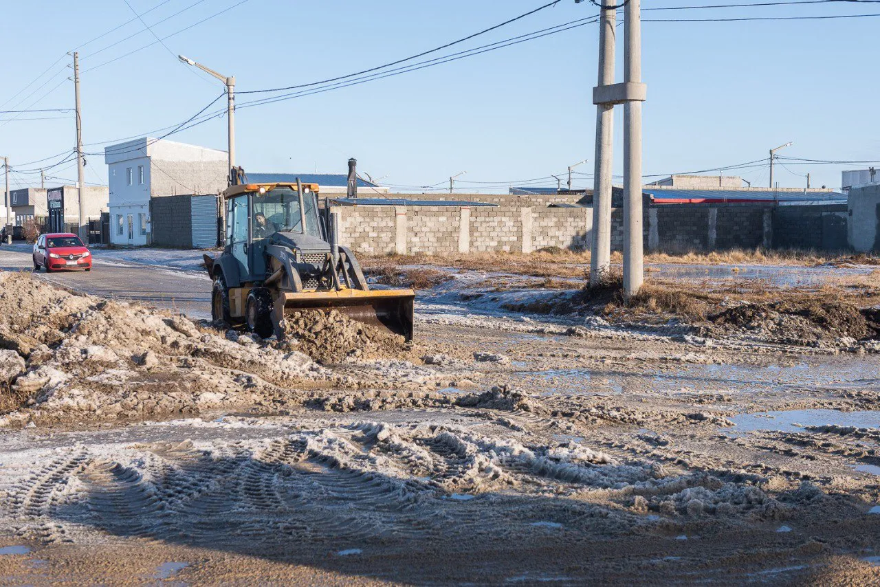 Continúa el operativo invierno con la remoción de hielo y escarcha en distintas calles