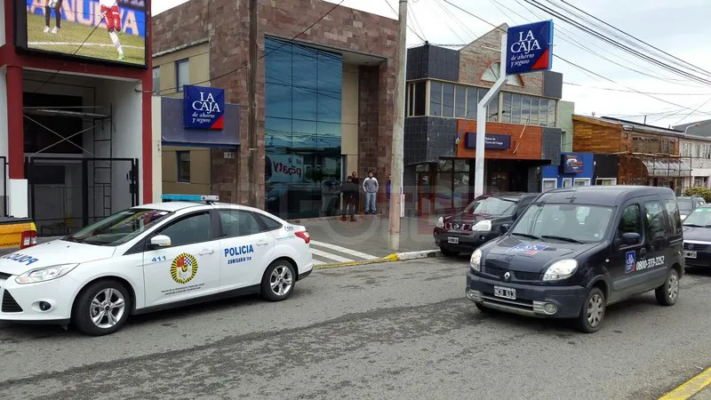 Amenazaron a una persona con un cuchillo dentro de una aseguradora (1)