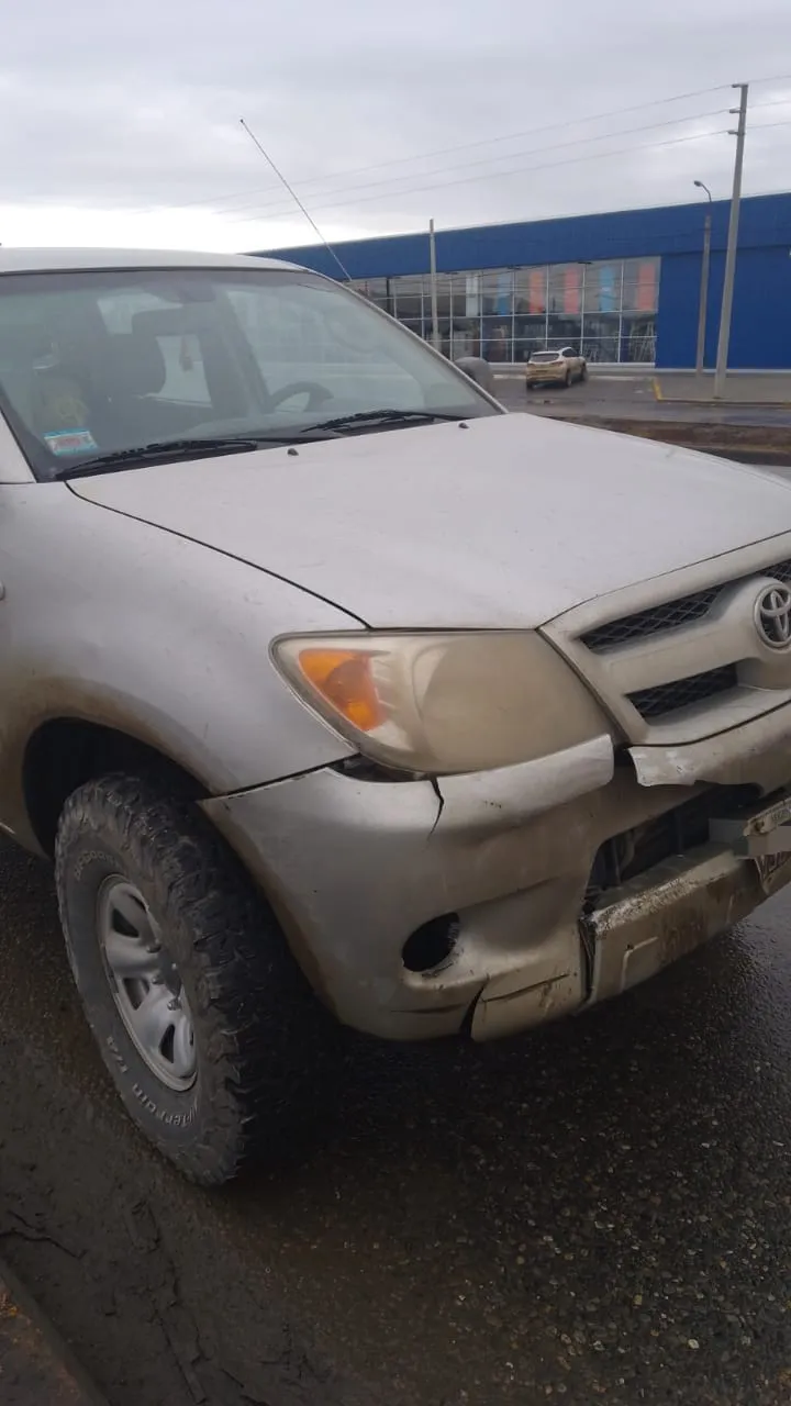 Violento choque entre una camioneta y un automóvil dejó una persona hospitalizada (2)