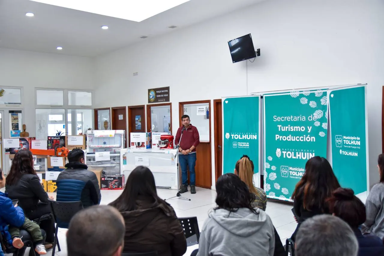 Emprendedores de Tolhuin recibieron del municipio herramientas de trabajo (2)