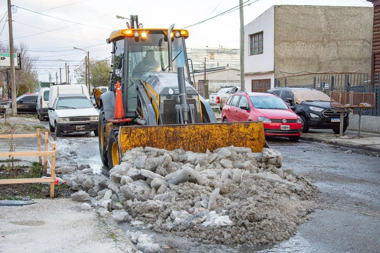 Continúan los intensos trabajos del municipio ante las intensas bajas temperaturas (2)