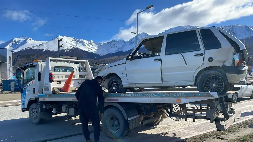 Conductor en estado de ebriedad protagonizó un vuelco en la ciudad de Ushuaia (3)