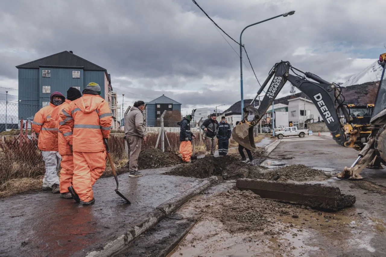 Se realizaron trabajos de reparación sobre calle Luis Vernet de Ushuaia  (2)