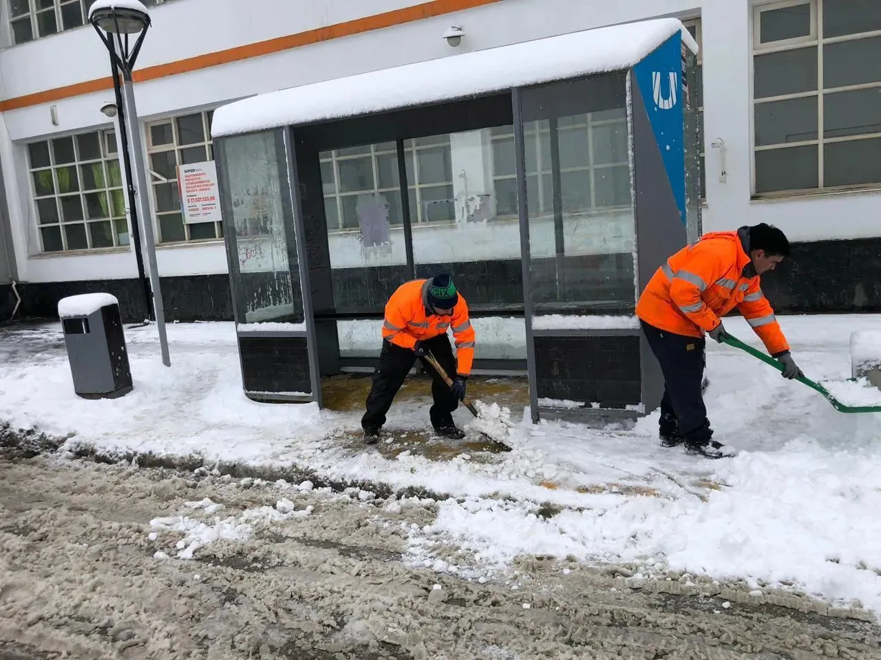 Reiteran la obligatoriedad de mantener despejadas de hielo y nieve las veredas