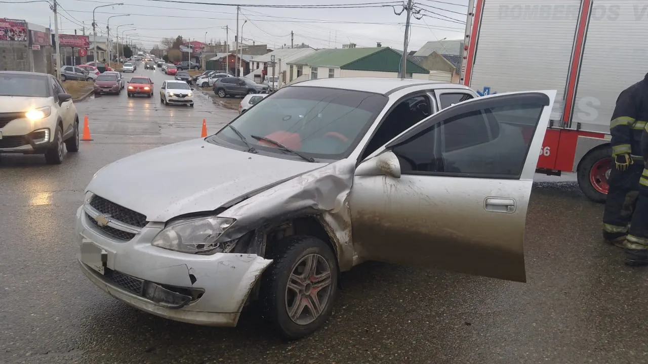 Violento choque entre una camioneta y un automóvil dejó una persona hospitalizada (1)