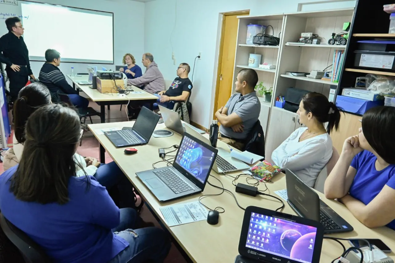 Invitan a docentes a participar de los trayectos formativos de Transformación Digital