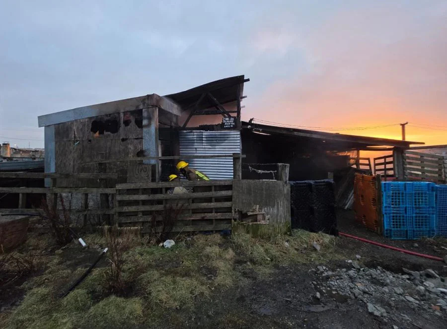 Una vivienda fue arrasada por un incendio en la zona de margen sur