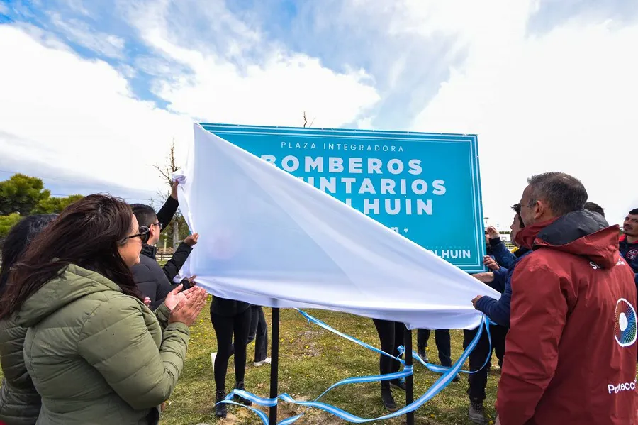 La plaza de Bomberos Voluntarios de Tolhuin ya cuenta con su propio cartel (2)