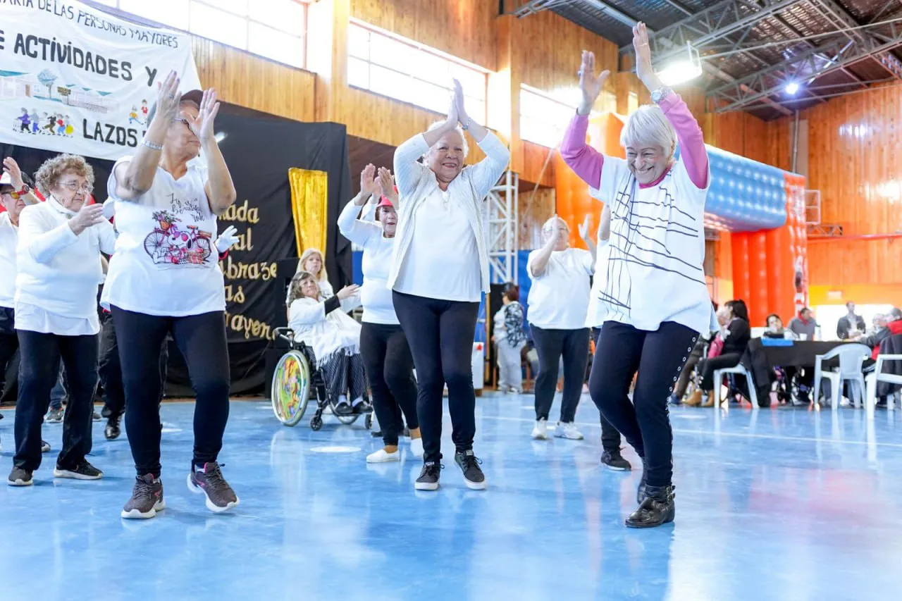 Abuelos de toda la provincia participaron del primer “Encuentro del Abrazo” (3)