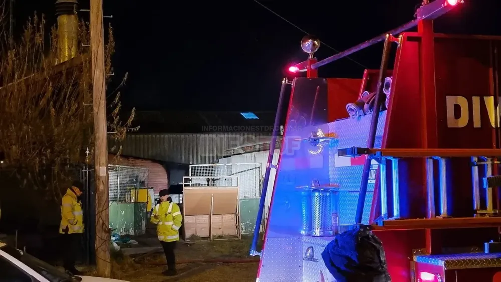 Un incendio arrasó con una casilla sobre calle 25 de Mayo al 1500 (9)