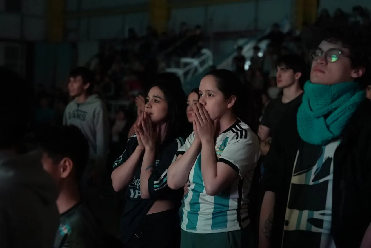 Cientos de fueguinos alentaron a la Argentina durante la Copa América  (3)