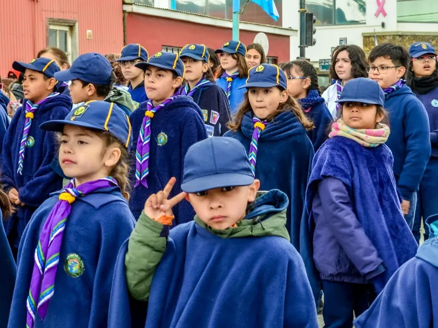 Una multitud acompañó el desfile por los 140 años de la ciudad de Ushuaia  (8)
