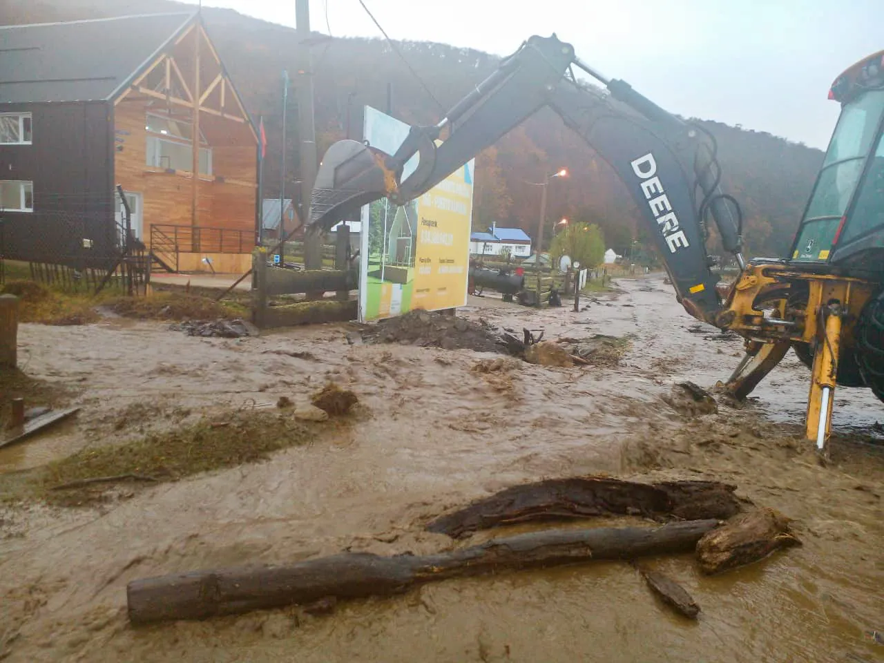 Intensos trabajos ante la crecida de ríos y arroyos en la zona de Almanza (1)