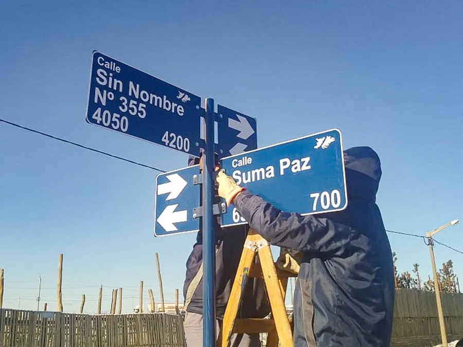 Avanza el trabajo de colocación de nueva señalética vial en todo Río Grande