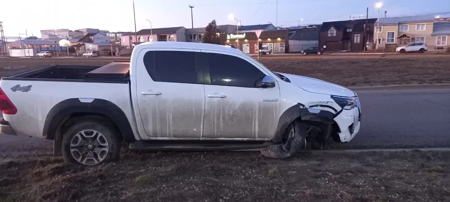Camioneta protagonizó un despiste y terminó chocando contra un poste de luz (1)
