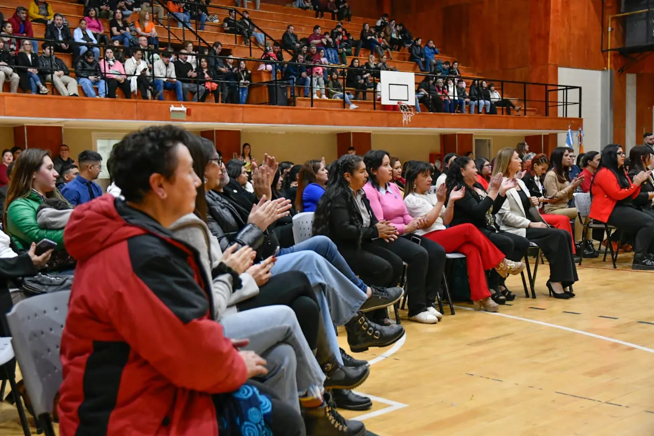 Más de 80 estudiantes adultos egresaron del Bachillerato Popular “Presente” (4)