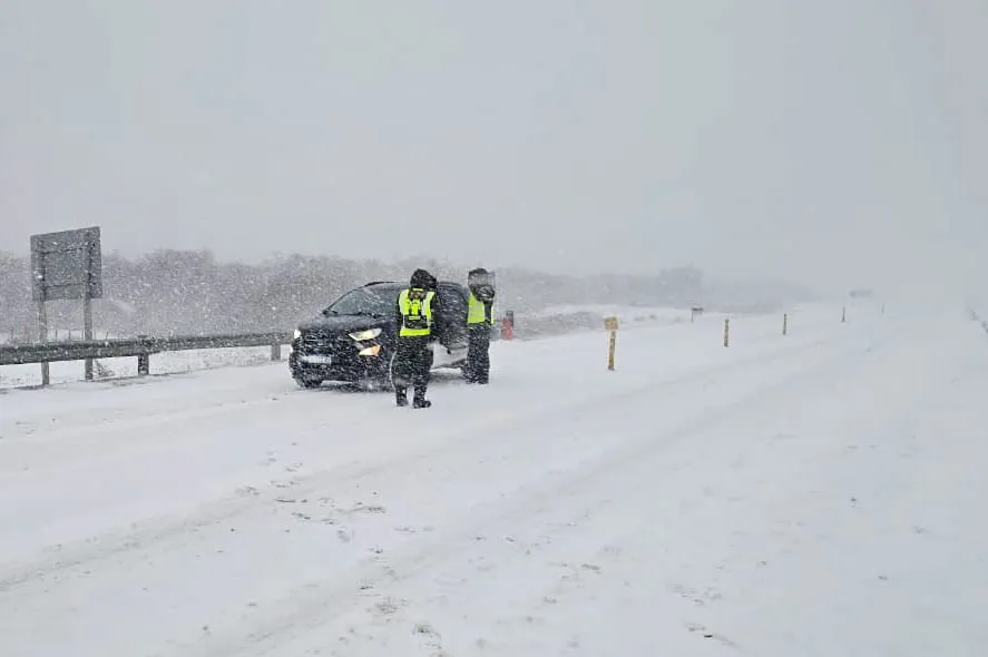Ante las intensas nevadas solicitan transitar con precaución sobre la Ruta 3