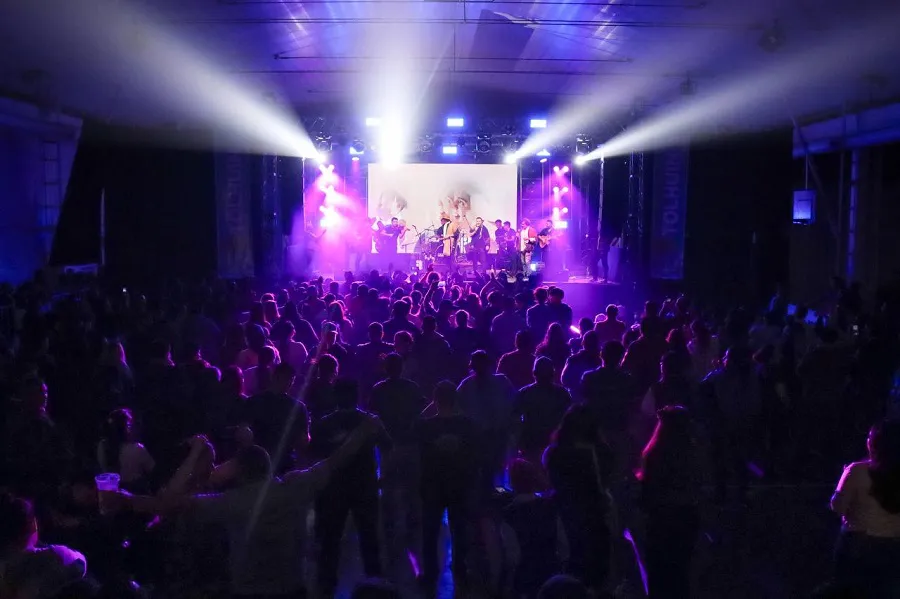 photo_5113916043956433048_y