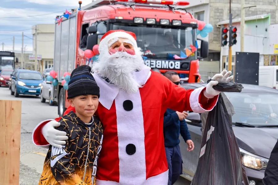 Papá Noel junto al Grinch visitaron a niños de los barrios de la provincia  (5)