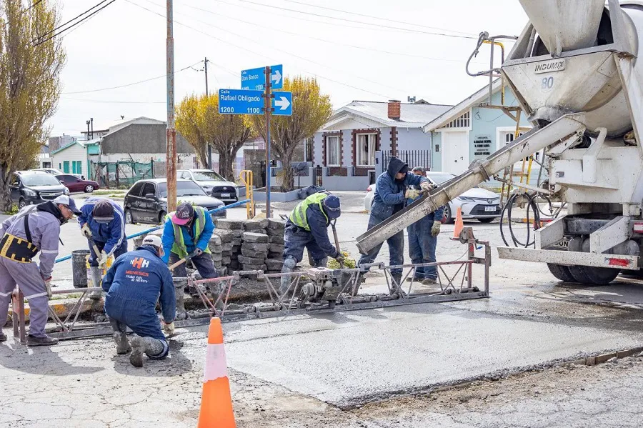 Trabajos de bacheo y repavimentación continúan avanzando en la ciudad