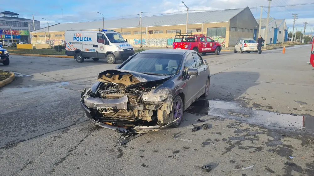 Una mujer y tres menores debieron ser hospitalizados tras un violento choque (1)