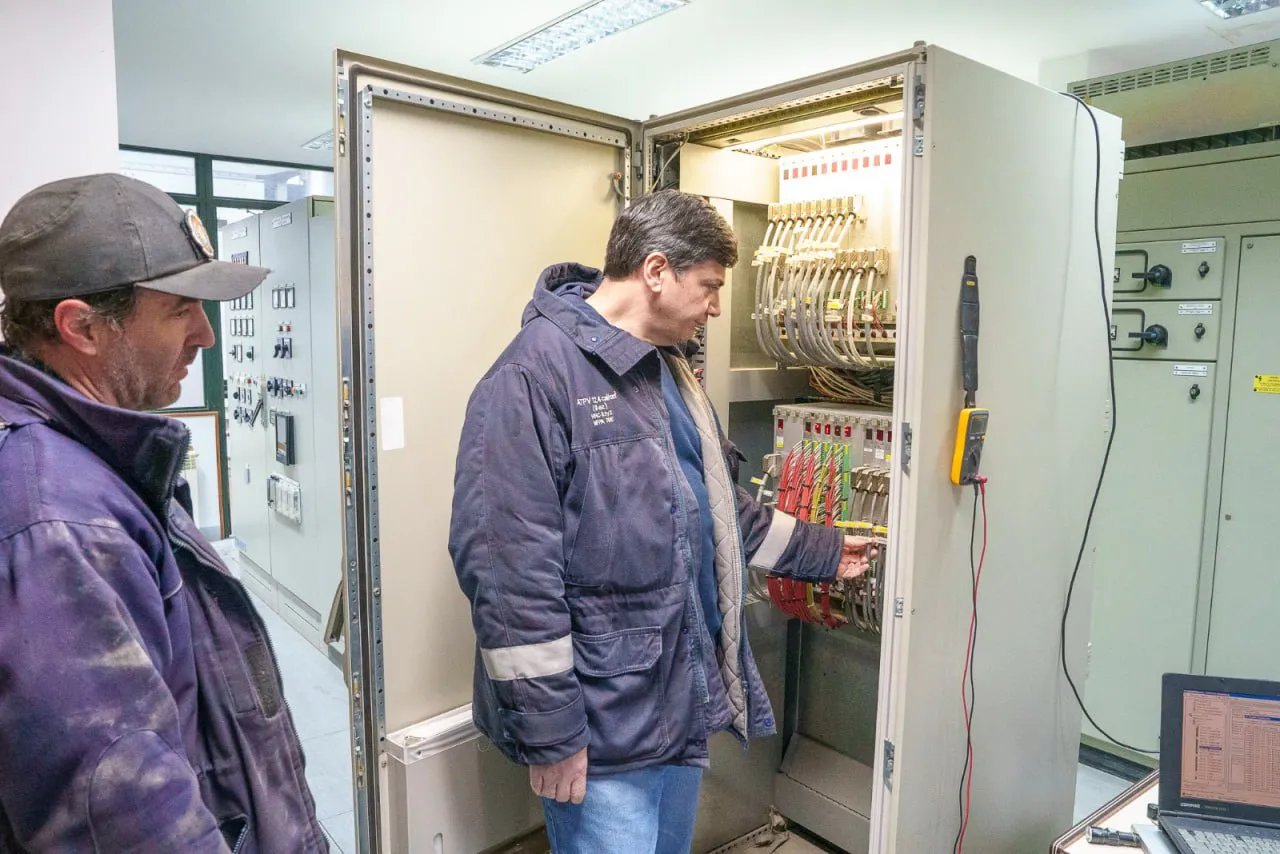 Ingenieros de Siemens trabajan para lograr subsanar la falla en la usina eléctrica  (2)