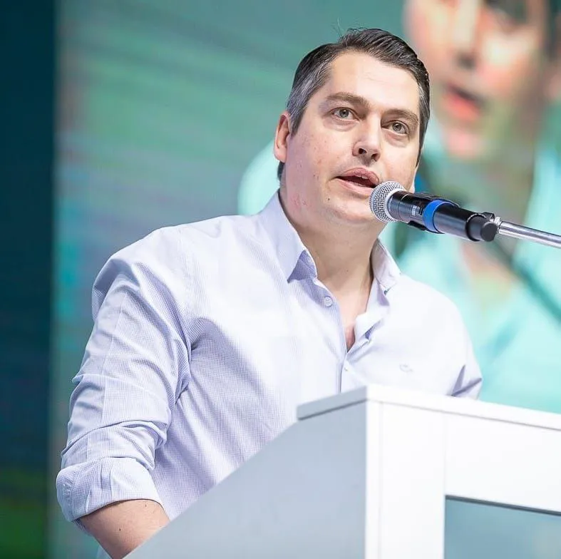 Perez criticó la repentina incorporación de un artículo que amenaza la industria local