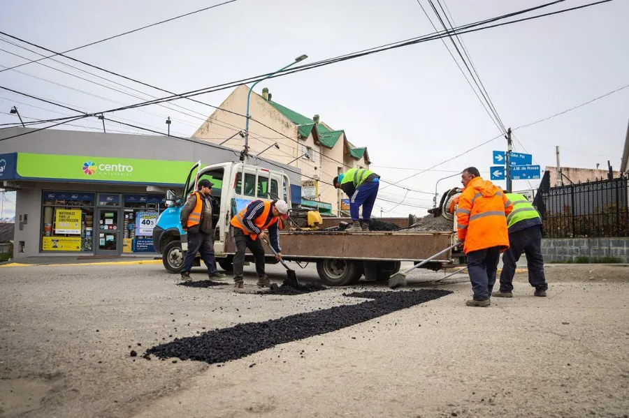 Continúan los trabajos de bacheo sobre calle Gobernador Paz en Ushuaia