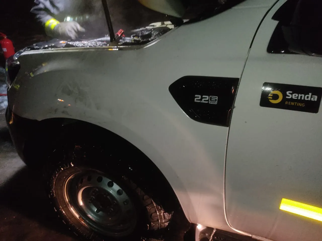 Una camioneta se incendió en horas de la noche mientras circulaba por la Ruta Nº3 (4)